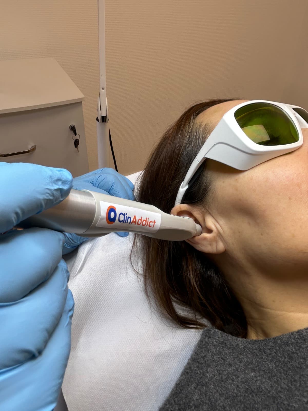 Séance de thérapie laser auriculaire à Cannes – Clinaddict méthode